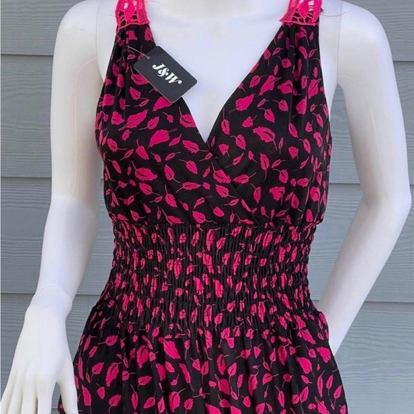 New Pink Women’s jumpsuit 
size 12
Sleeveless 
V neck style 
Stretchy waist - Picture 3 of 8